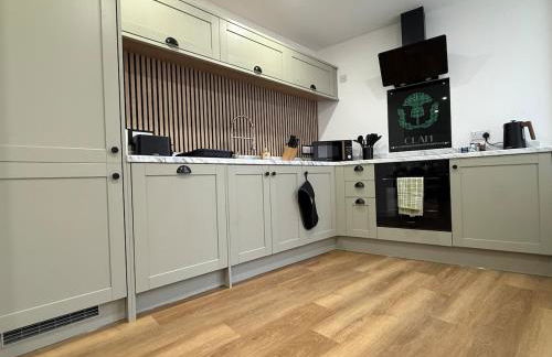 The Drapers - by Caithness Luxury Apartments NC500 - 4 Bedroom Luxury Central NC500 Apartment-Sleeps 8- Sleeps Work teams upto 4 & holiday makers upto 8 - BUDGET FRIENDLY FOR LONG STAY TRADES - CONTACT US - - Foto 11