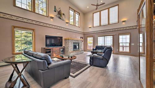 Spacious Lakefront Home with Sunroom and Bar! - Foto 1