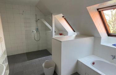 Twenge Retreat - Haus Nähe Stadt und Flughafen mit Garten, 3 Zimmer, TV, Küche, Bad und Netflix - Foto 32