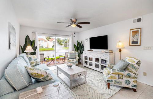 Tranquil Condo Walk to Beach - Foto 1