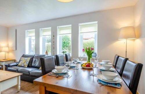 Cosy 3 bedroom home in centre of Brodick - Photo 1