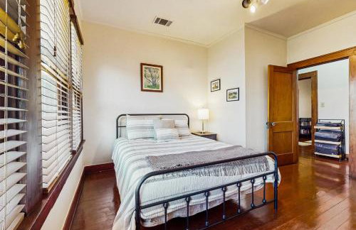 Walkable 1900s Home with Porch in Downtown Buda - Foto 13