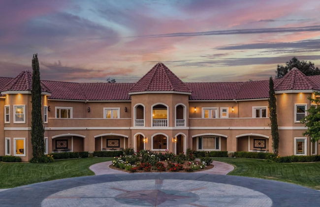 Wilson Creek Manor By Avantstay Sleeps 10! Amazing Estate w/ Pool & Game Room - Photo 6