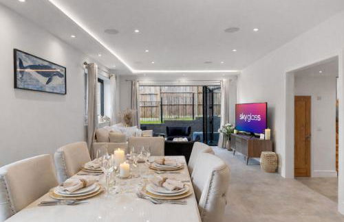 Luxury 4BR Smart Home with Smart Features, Garden, SkyStream & Free Parking - Sleeps Up To 8 in Gerrards Cross SL9 - Photo 4