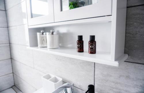 Spacious 3BR Weekend Getaway Home Near Etihad and Coop Live - Free Parking! - Foto 23