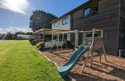 Unique, Spacious, Self-Built Eco Home with huge garden and movie room - Photo 9