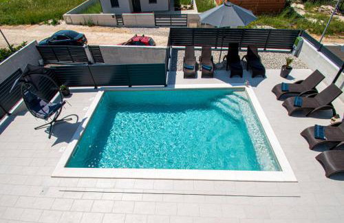 Villa Mina with a private pool in Pula - Photo 47