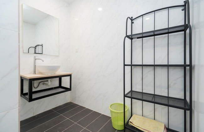 OYO Home 44050 Essential Studio Empire Marriot - Photo 15