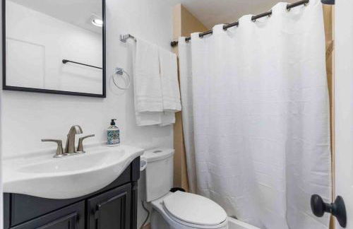 Luxury Living - Kirkland Stylish Home - Prime Spot - Photo 14