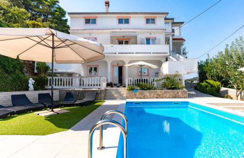 Apartments Lores - Photo 1