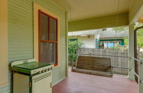 San Antonio Gem in Prime Location with Outdoor Space - Foto 26