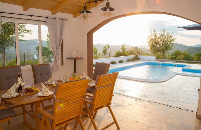 Peaceful Escape With Mountain Views, Heated Pool and Modern Amenities in Radošić - Foto 17