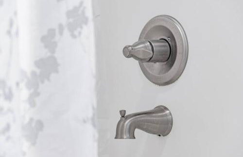 Contemporary 2BR2BA w-King - Den - Private Entry-Yard - Foto 14