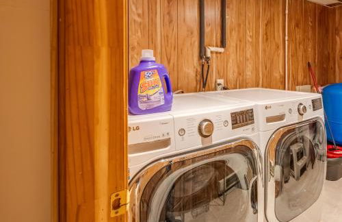 Stunning! Pocono Escape! HotTub Sauna Pool Ski Pet-Friendly Firepit Game Room Fireplace BBQ Lakes Tennis Fishing - Foto 55