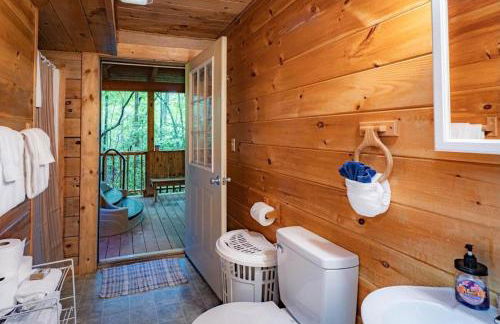 Spacious Cabin Rental with Forest Views near Charleston, West Virginia - Foto 17