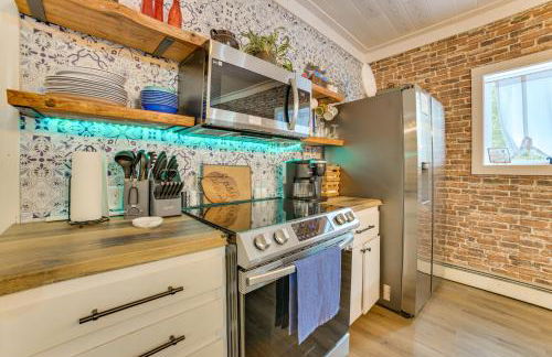 Updated Cabin with 2 Suites, Fire Pit and Forest Views - Foto 9