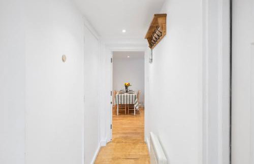 Central Apt-2Bed 2Bath-AC unit-By FabAccommodation - Foto 24