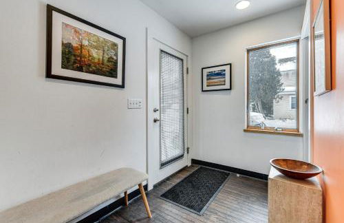 Couples Retreat Near UVM! Unique Studio with Deck - Foto 14