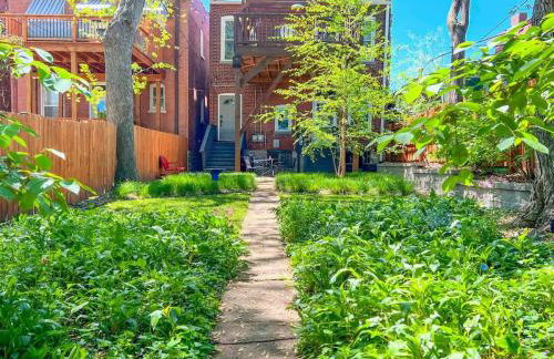 2BR with Workspaces & Deck ABODEbucks - Foto 39