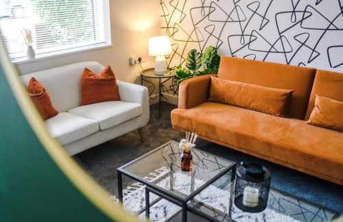 Cheerful 3 bedroom home with parking near Chester - Photo 20