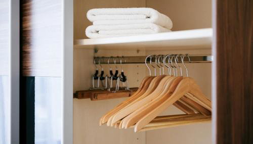 7SCHWABEN - 7 vollausgestattete Wohnungen unter einem Dach mitten in Bad Urach - Küche - Bad - WLAN - Waschmaschine - kostenloses Parken - E-Bike-Garage mit Ladestation - Altstadt, Bus, Bahn, E-Ladestation unter 5 Min - barrierefrei - rollstuhlgerecht - Foto 5, wardrobe