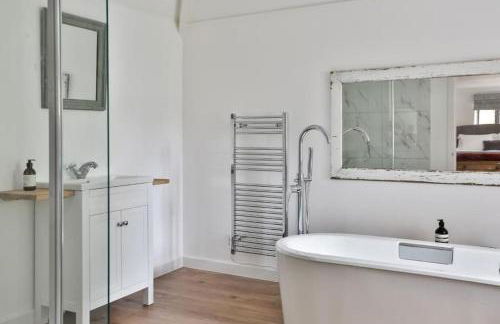 Cozy Beverston Castle Cottage 1 Bed 1 Bath Retreat - By Tempstay - Foto 9