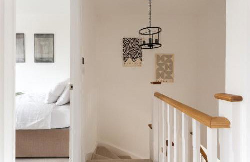 Runcorn Spacious Modern 3 bedroom House, 4 beds, On site Parking, Long stay deals - Foto 38