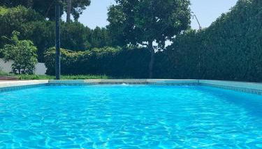 Villa with a big garden and heated pool - Photo 3