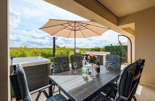 Mediterranes und modernes Apartment mit Jacuzzi, Waschmaschine, Grill - Photo 26