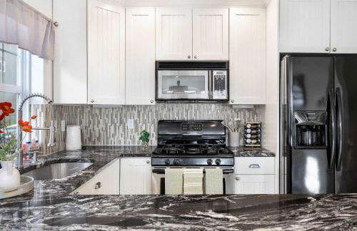 Rare 2BR Modern Urban Escape Free Parking - Foto 15