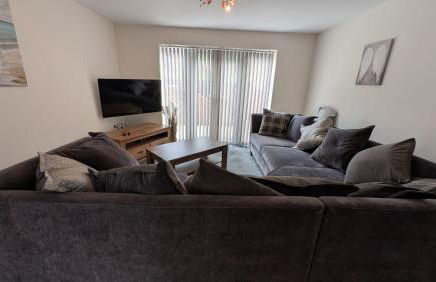 Large Modern House with Private Parking - Foto 52