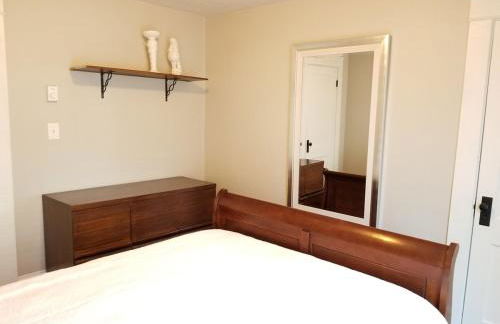 Bright Front Facing Unit - Private Front Farmers Porch - Foto 15