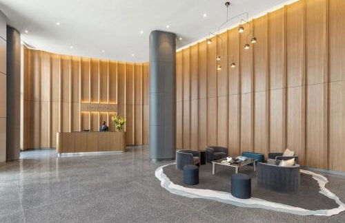 Luxury 1BR w Stunning Floor-to-Ceiling Water Views - Foto 23