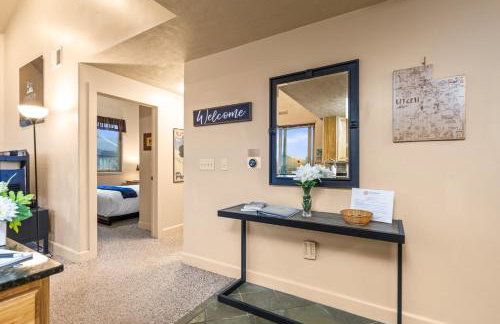 KBM Resorts Crestview Condos Spacious condo near Olympic Park with gas fireplace year-round pool hot tub city wide shuttle access. CVC-308B - Foto 22