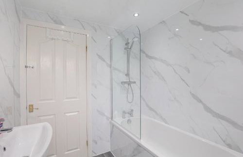 Spacious 4 Bedroom House with Parking - Foto 14