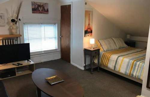 Cozy Alcove Studio Apt w Outdoor deck w NYC Views - Foto 14