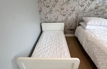 Spacious 4 Bed Home near Elizabeth Line, perfect for Contractors, Families & Groups - Foto 15