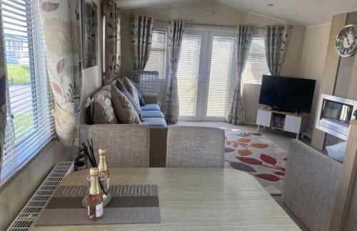 Seaside 2-Bed Caravan Retreat - Sleeps 6 & Parking - Foto 10