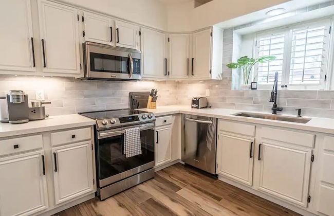 New Listing! Stylish 4 Bdrm W/pool and Game Room - Foto 15