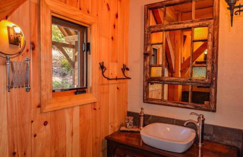 Luxury Riverfront Lodge - Sleeps 12, VIEWS, Fireplaces, Dogs OK - Photo 38