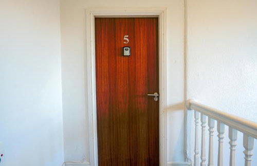 Zeenat Central Bury - Modern 2BR with Free Parking Sleeps 6 - Foto 32