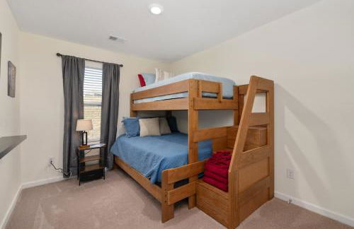 Stylish 3BR Getaway across Bristol Speedway - Foto 50