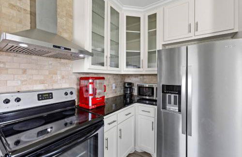 Palms & Pelicans - Photo 11