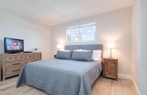 NEW Beach Condo 5 min walk to the Beach Sleeps 9 - Foto 10