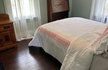 New Leeds listing Near Graces diner and Hudson! - Foto 13