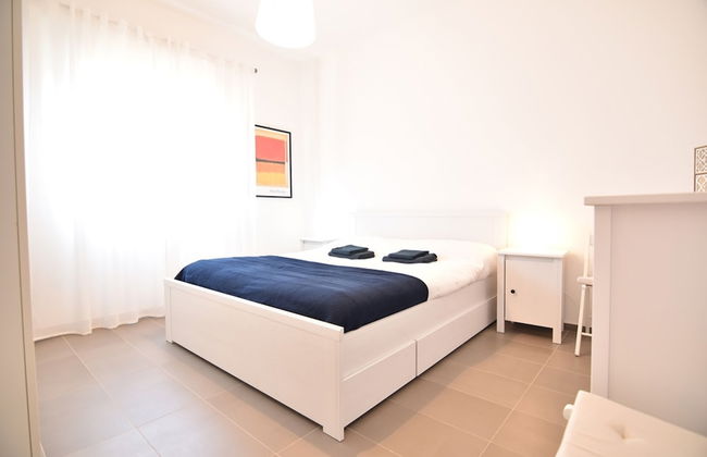 Sitting on the beach - Foto 3