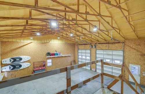 Patio and Fishing Pond! Modern Barndominium Near KC - Foto 27