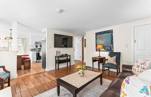 The School House Cottage, Historic 1BR Mystic River Stay Near Seaport - Foto 27