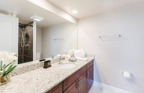 Boca Beachside 2BR 2BA with Pool and Balcony Steps to Sand - Foto 40