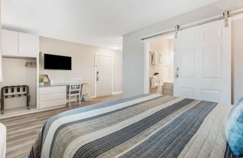 Newly Remodeled Top-floor Condo near Downtown Bend - Photo 34